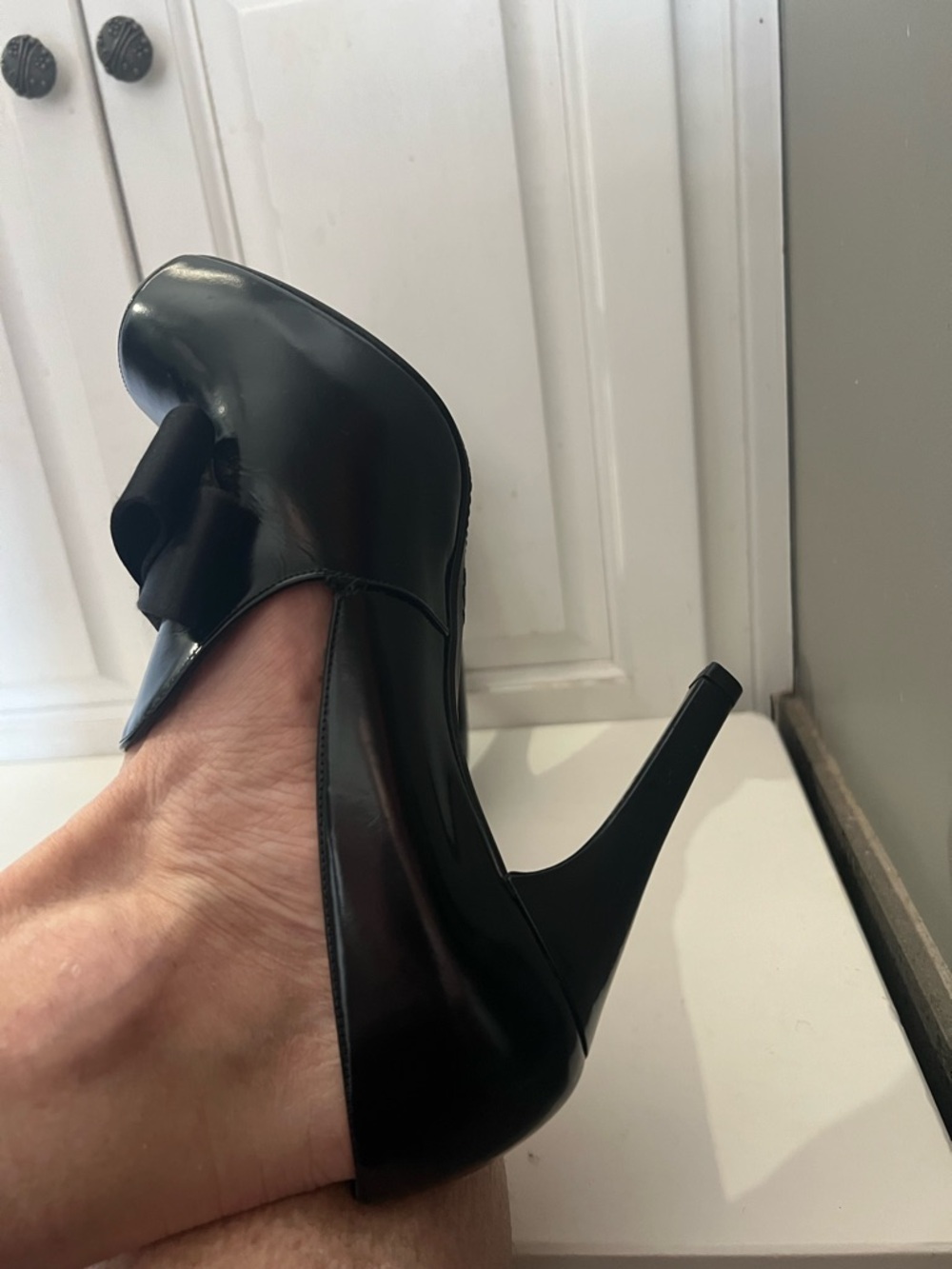 Stuart Weitzman "Bowtie" Black Patent Peep Toe Pumps. Size 8.5. EUC - Picture 12 of 13